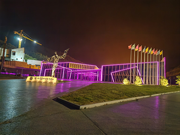 城市亮化是现代城市建设的重要组成部分，它不仅可以美化城市的夜景，还能提升城市的整体形象。随着科技的不断进步，城市亮化也得到了更多的关注和创新。本文将介绍一些关于城市亮化的创意和技术，帮助读者了解吐鲁番城市亮化的重要性以及如何进行吐鲁番城市亮化的规划和实施。